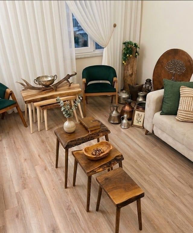 Ceviz zigon sehpalar ve oyma tabakla döşenmiş bir oturma odası